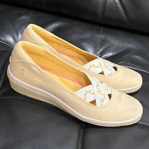 Grasshoppers size 7 women’s pale yellow Floral Slip-On low heeled shoe / Flats